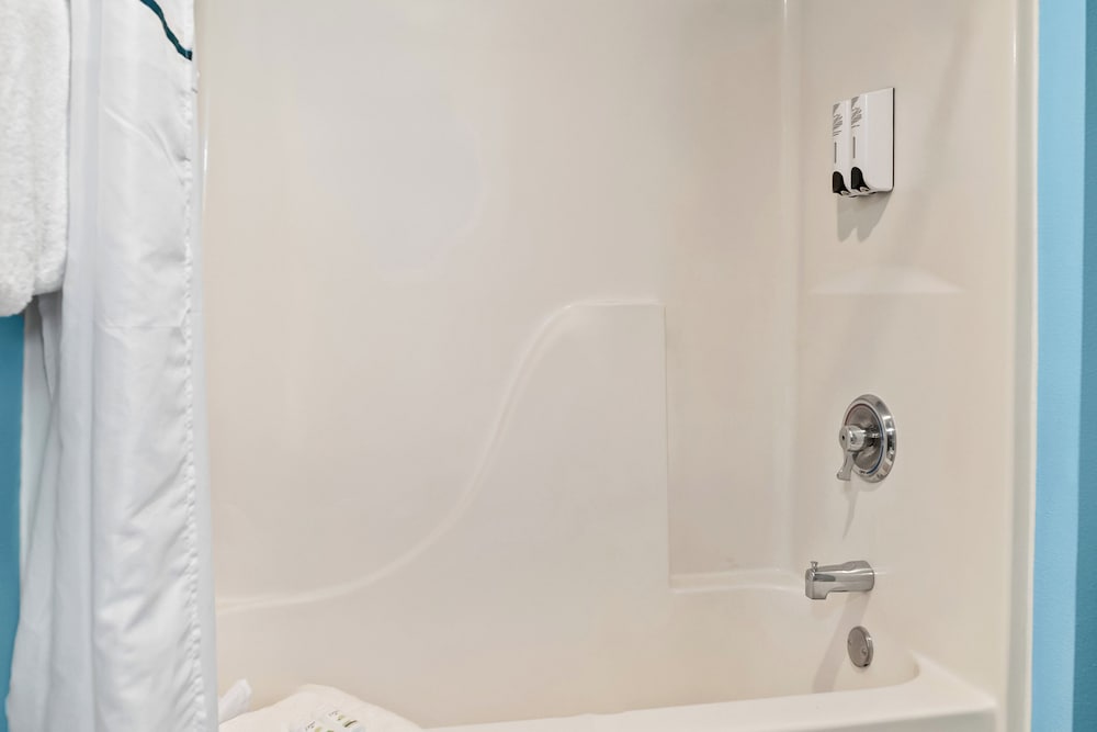 Deep soaking bathtub