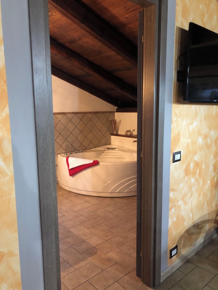 Jetted tub