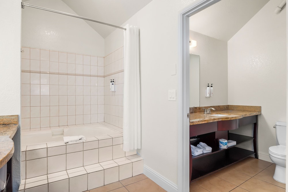 Deep soaking bathtub