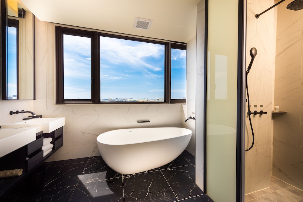 Deep soaking bathtub