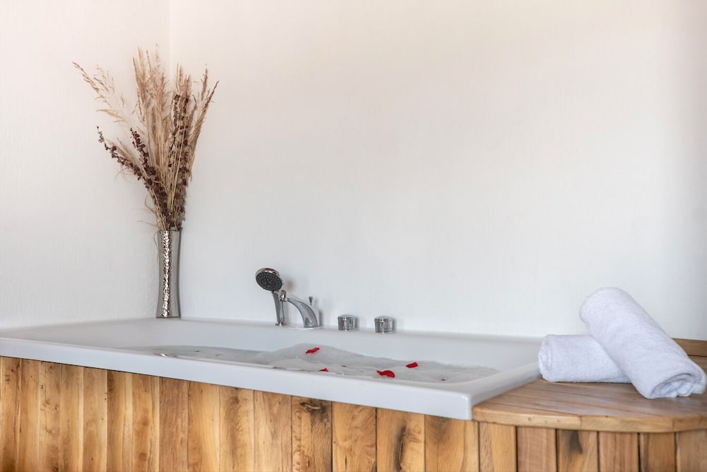 Private spa tub