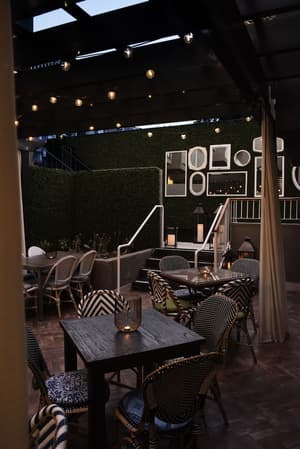 thumbnail: Bar (on property)