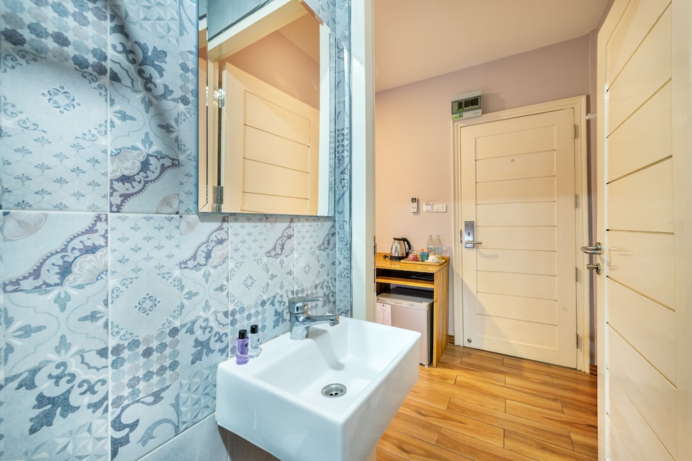 Bathroom sink