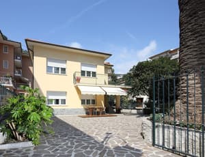thumbnail: Front of property