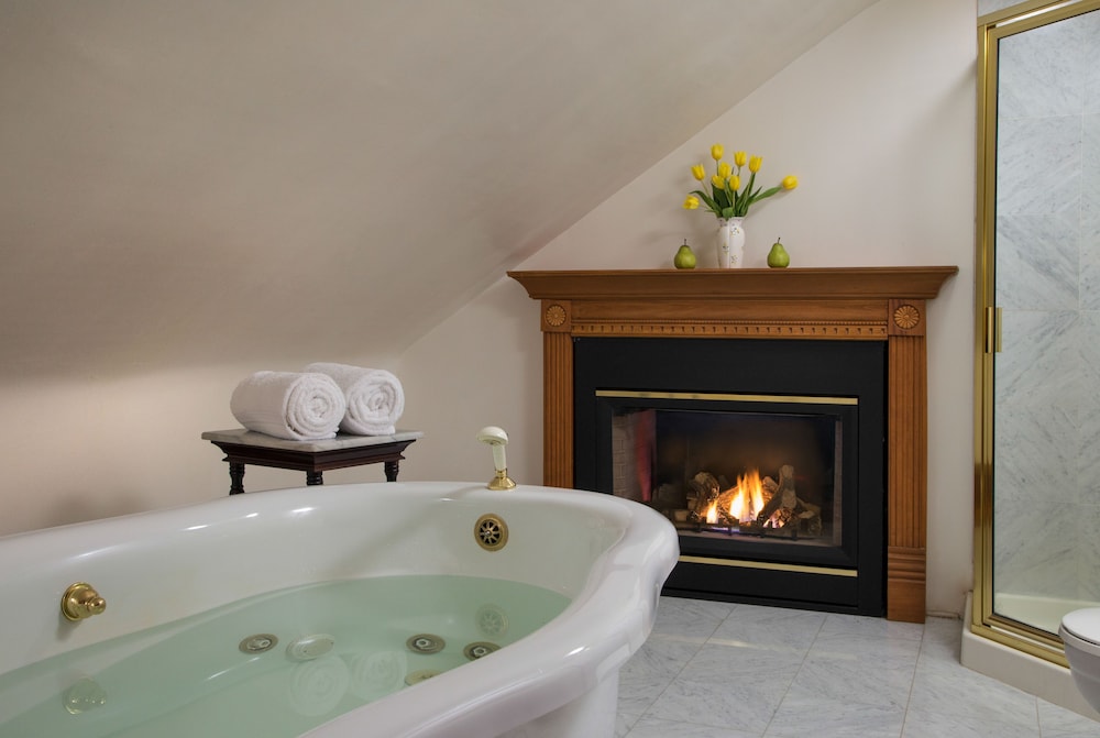 Indoor spa tub