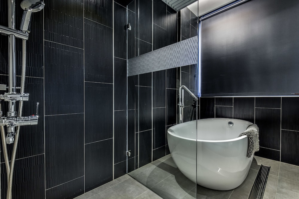 Deep soaking bathtub