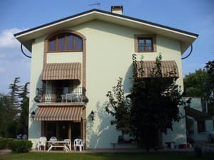 thumbnail: Front of property