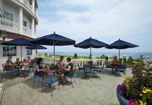 thumbnail: Outdoor dining