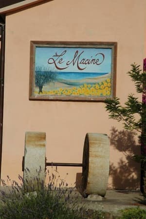 thumbnail: Exterior detail