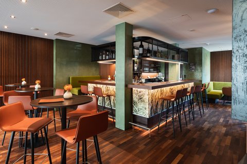 Cozy bar that serves snacks at Holiday Inn Innsbruck