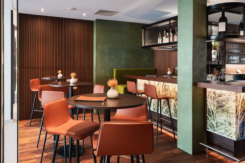 Enjoy a drink at our cozy bar at Holiday Inn Innsbruck