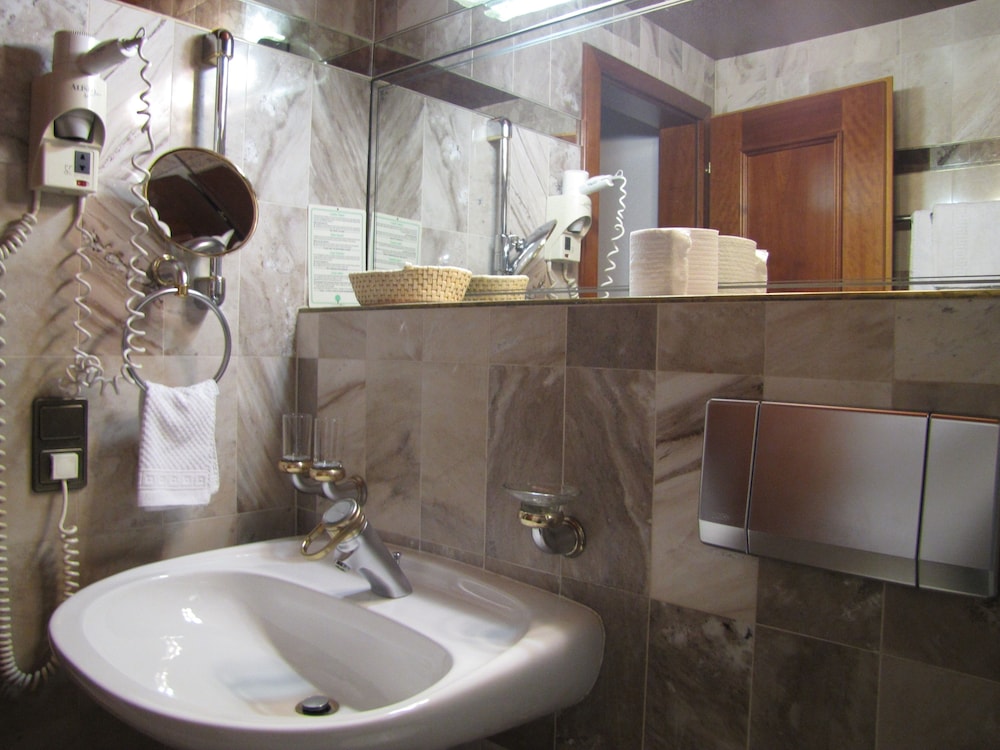 Bathroom sink