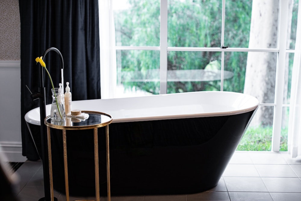 Deep soaking bathtub
