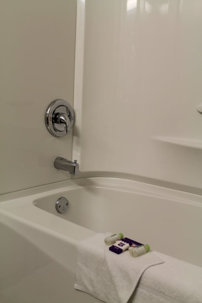 Deep soaking bathtub