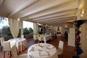 thumbnail: Outdoor dining