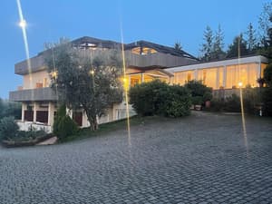thumbnail: Front of property