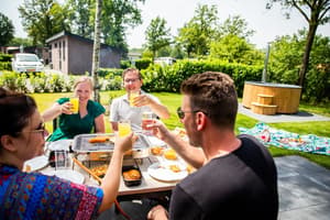 thumbnail: Family dining