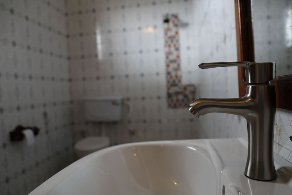 Bathroom sink