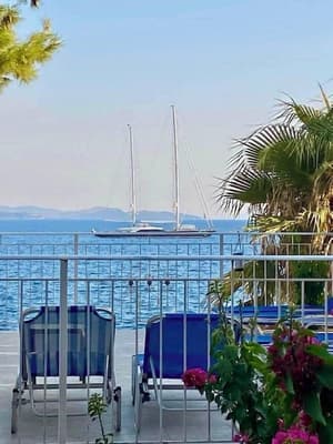 thumbnail: Outdoor dining