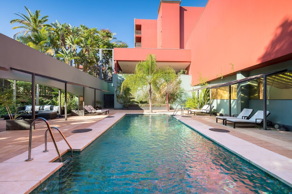Indoor/outdoor pool