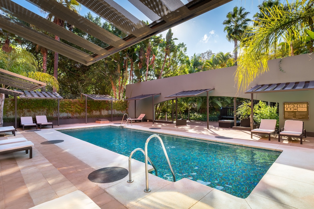 Indoor/outdoor pool