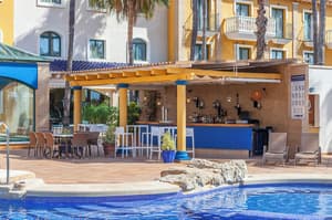 thumbnail: Swim-up bar