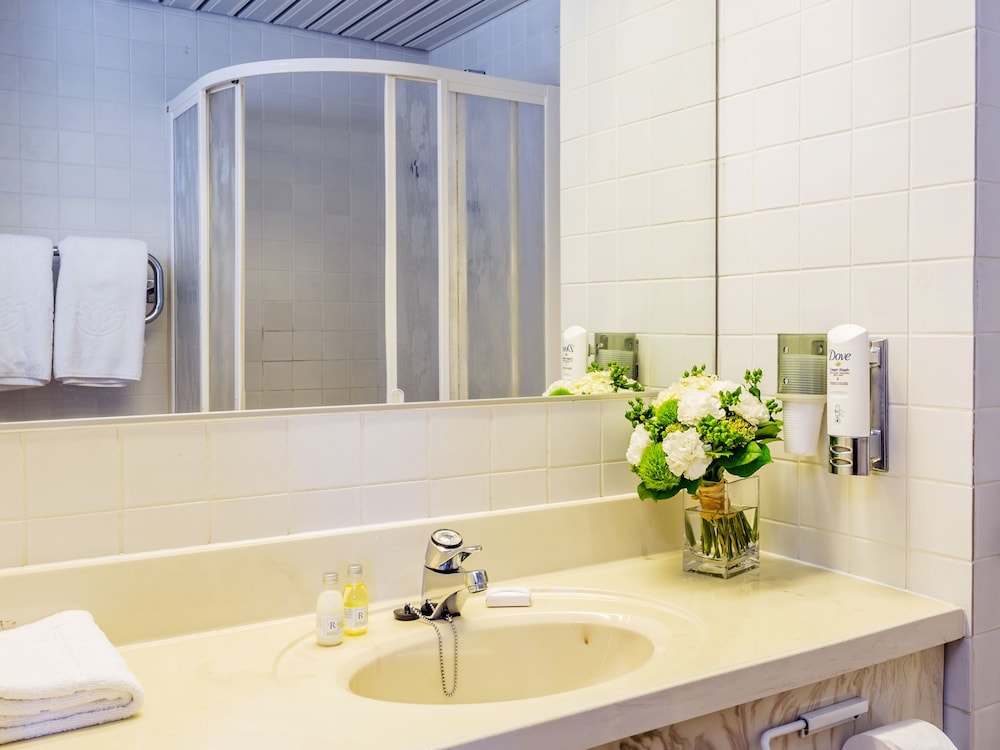 Bathroom sink