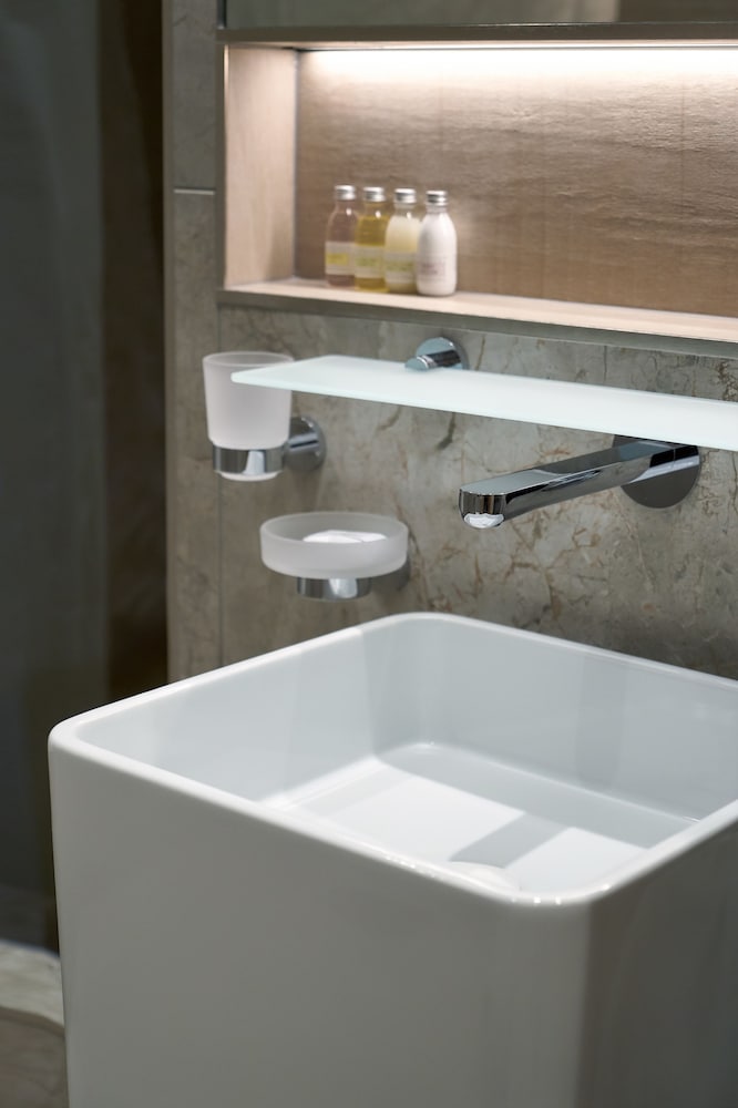 Bathroom sink