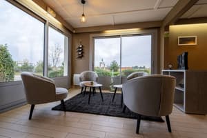 thumbnail: Bar (on property)