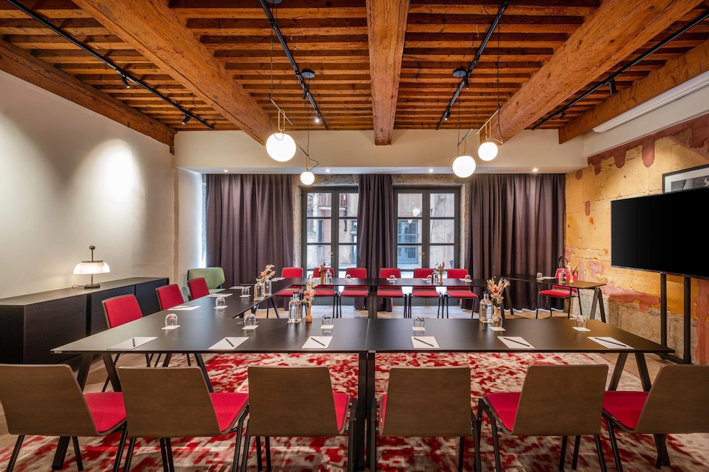 Meeting facility