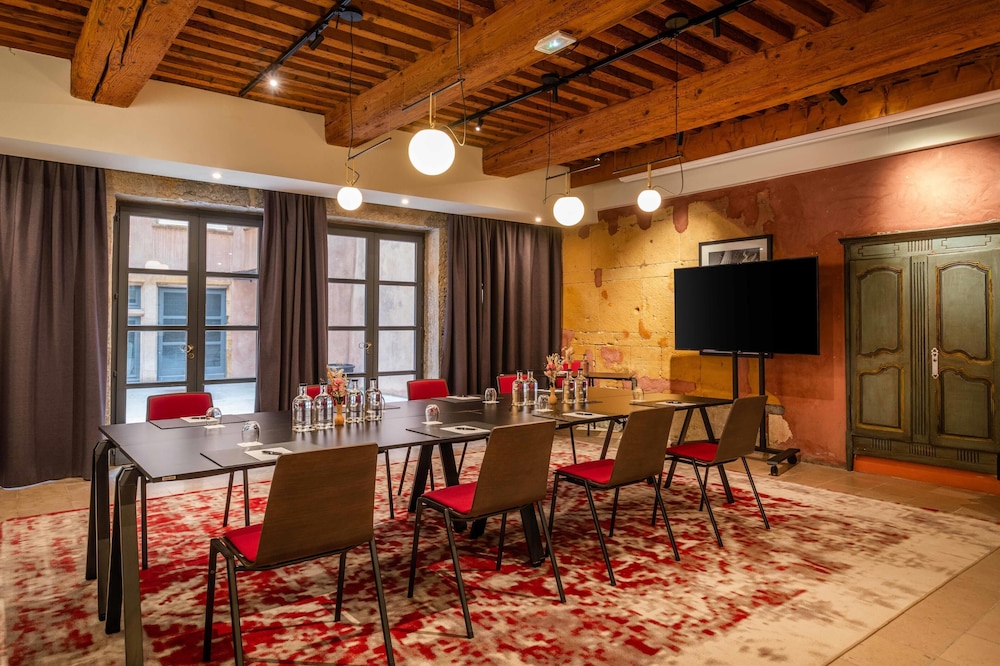 Meeting facility