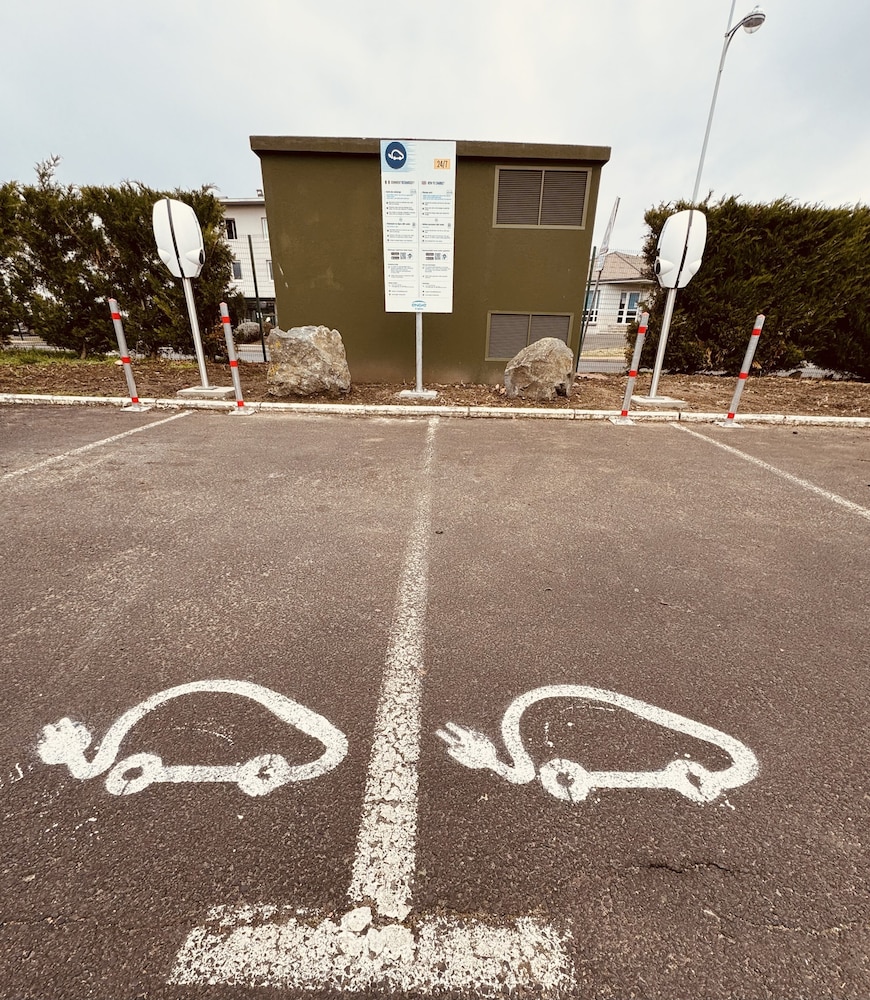 Electric vehicle charging station
