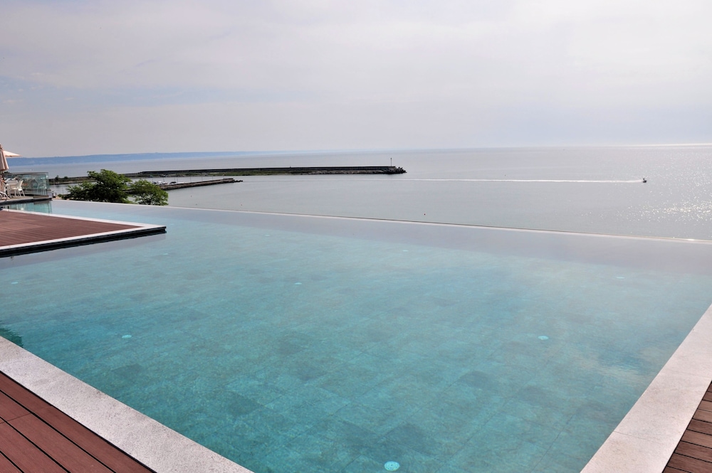 Infinity pool