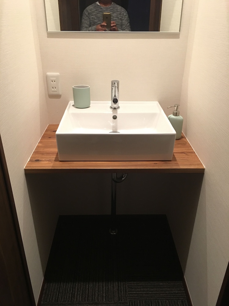 Bathroom sink