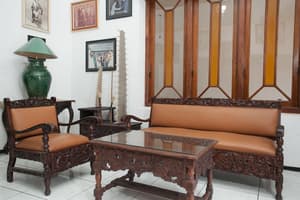 thumbnail: Lobby sitting area
