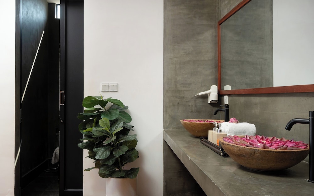 Bathroom amenities