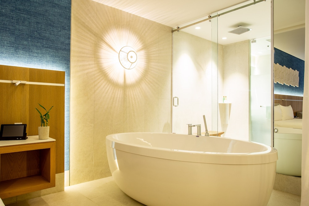 Deep soaking bathtub