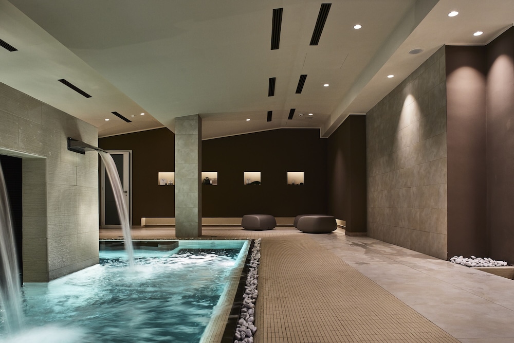 Indoor spa tub