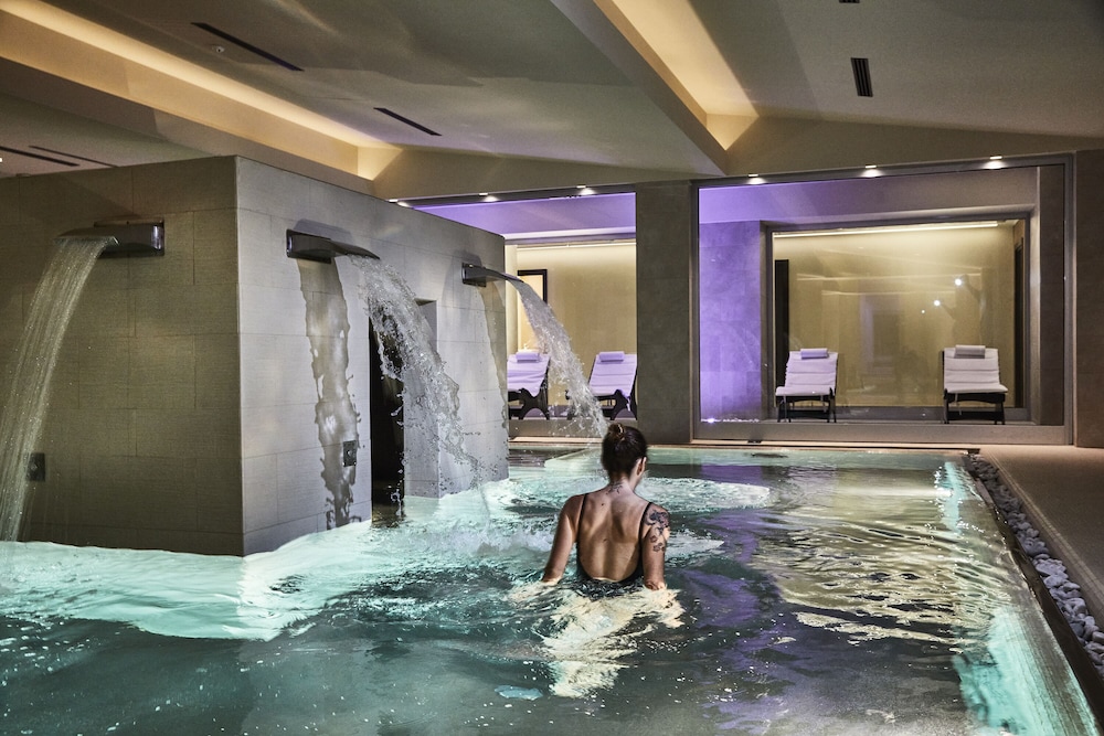 Indoor spa tub