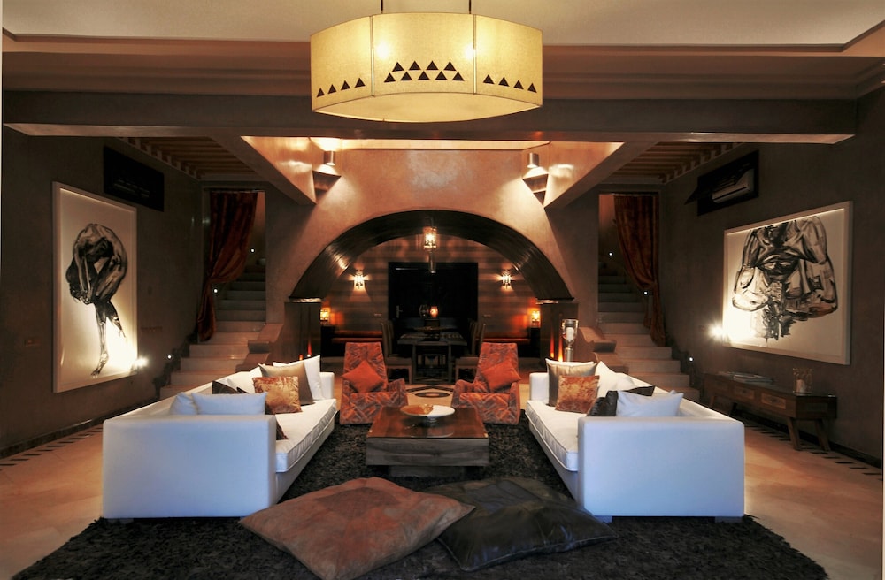 Lobby lounge