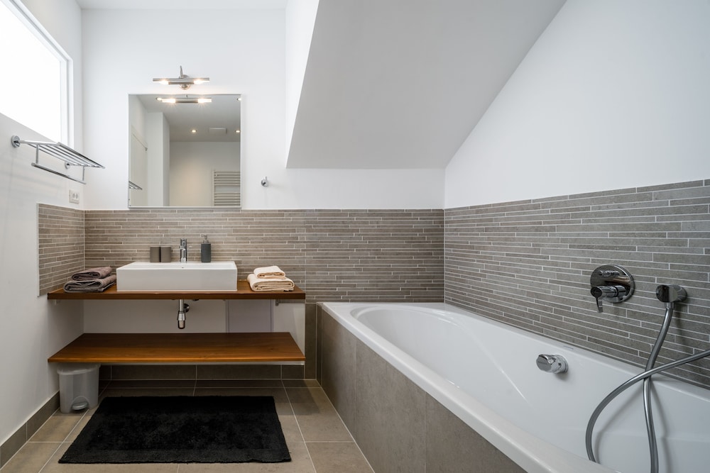 Deep soaking bathtub