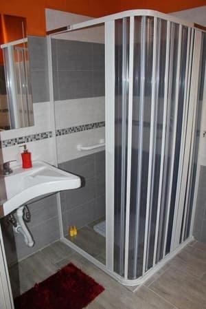 thumbnail: Bathroom shower