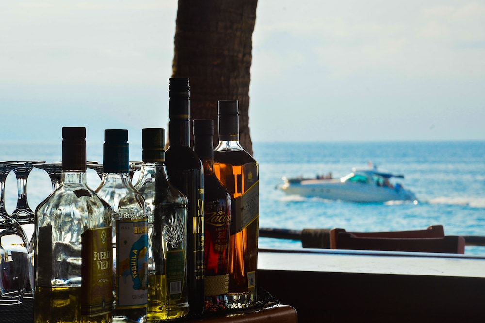 Poolside bar