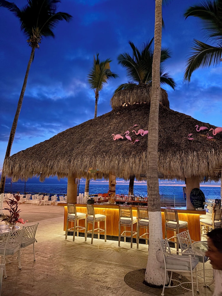 Poolside bar
