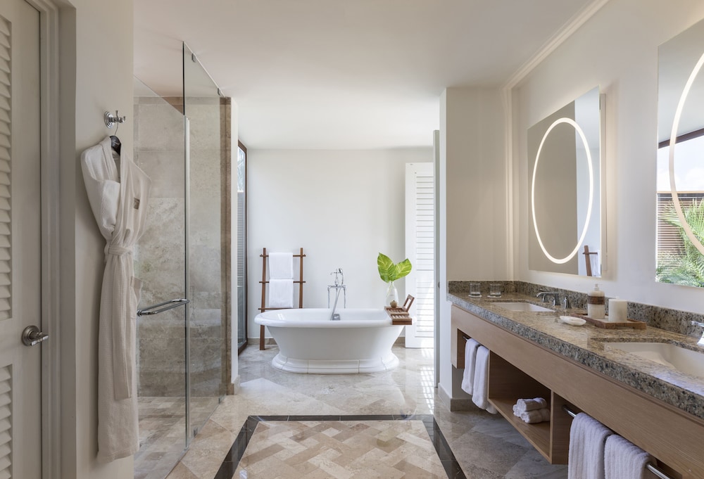 Deep soaking bathtub