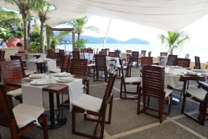 thumbnail: Family dining