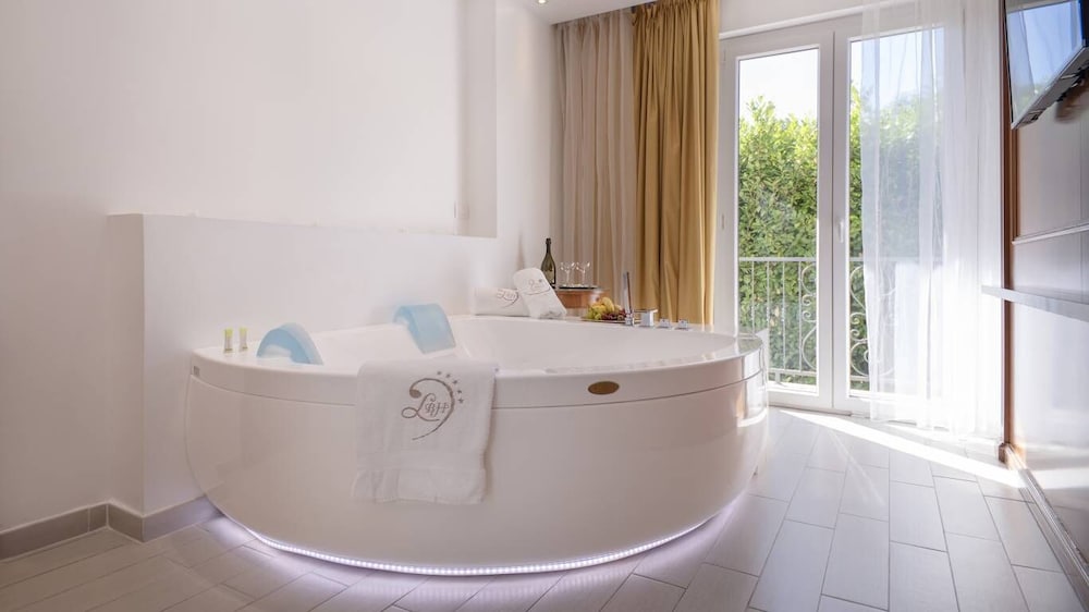 Private spa tub