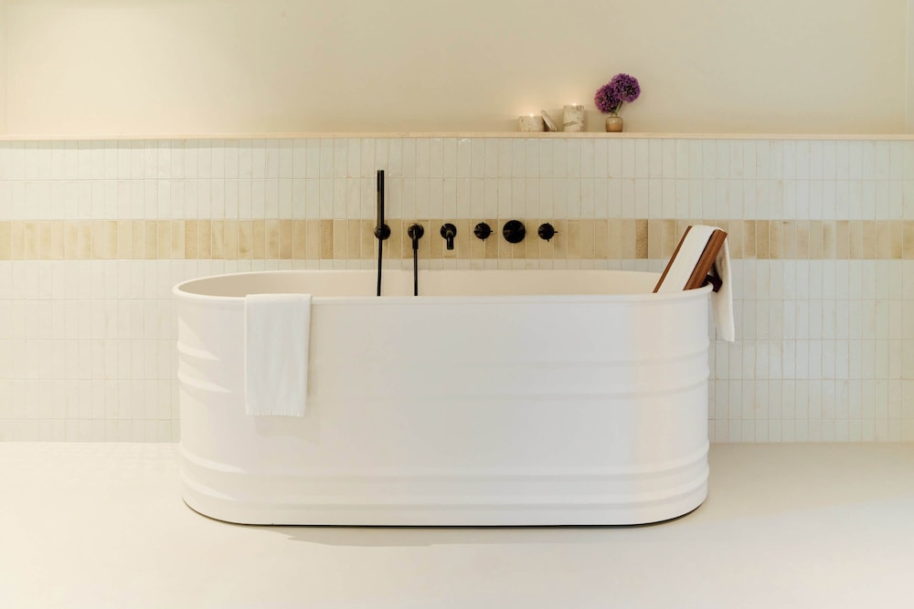 Deep soaking bathtub