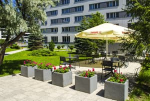 thumbnail: Outdoor dining