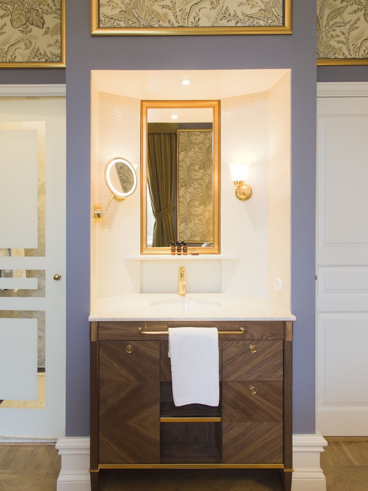 Bathroom sink